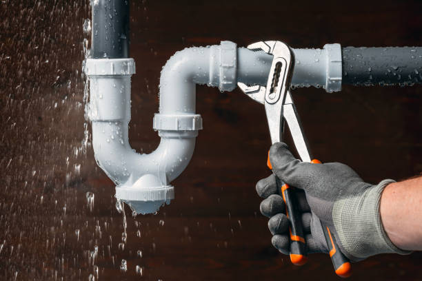 Professional Emergency Plumber technician working in Kemp, TX
